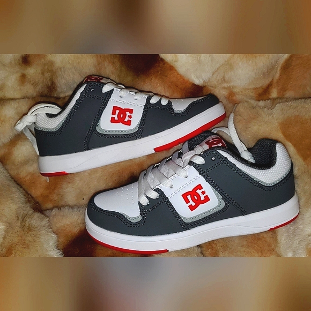 NWT. Youth DC Cure Skate Shoes Big kid SZ 1 - Picture 2 of 7
